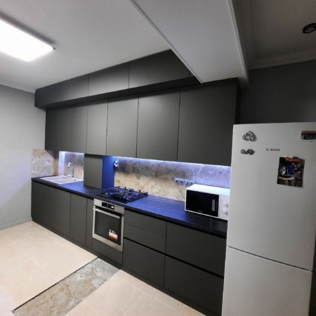 Современная прямая кухня на заказ, минималистичный дизайн, глянцевая мебель из МДФ .